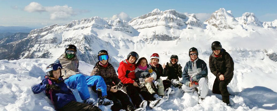 Familia esquiadora en la estación de Astún (Jaca)
